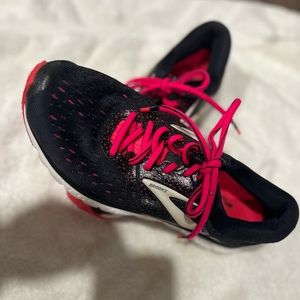 Brooks tennis shoes size 8 black and pink